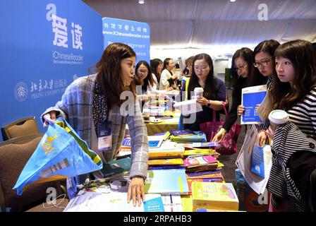 (190511) -- SAN DIEGO, 11. Mai 2019 (Xinhua) -- Teilnehmer besuchen eine Bildungsausstellung auf der 12. National Chinese Language Conference (NCLC) in San Diego, USA, am 10. Mai 2019. Der 12. NCLC der Vereinigten Staaten startete am Donnerstagabend in der Küstenstadt San Diego im westlichen US-Bundesstaat Kalifornien. Mehr als 1.300 Lehrer, Administratoren und politische Entscheidungsträger aus den USA und sieben anderen Ländern nahmen an der dreitägigen Veranstaltung Teil. (Xinhua/Zhao Hanrong) U.S.-SAN DIEGO-CHINESE LANGUAGE-CONFERENCE PUBLICATIONxNOTxINxCHN Stockfoto