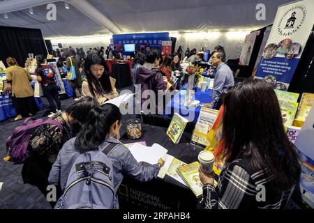 (190511) -- SAN DIEGO, 11. Mai 2019 (Xinhua) -- Teilnehmer besuchen eine Bildungsausstellung auf der 12. National Chinese Language Conference (NCLC) in San Diego, USA, am 10. Mai 2019. Der 12. NCLC der Vereinigten Staaten startete am Donnerstagabend in der Küstenstadt San Diego im westlichen US-Bundesstaat Kalifornien. Mehr als 1.300 Lehrer, Administratoren und politische Entscheidungsträger aus den USA und sieben anderen Ländern nahmen an der dreitägigen Veranstaltung Teil. (Xinhua/Zhao Hanrong) U.S.-SAN DIEGO-CHINESE LANGUAGE-CONFERENCE PUBLICATIONxNOTxINxCHN Stockfoto