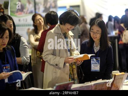 (190511) -- SAN DIEGO, 11. Mai 2019 (Xinhua) -- Teilnehmer lesen während einer Bildungsausstellung auf der 12. National Chinese Language Conference (NCLC) in San Diego, USA, am 10. Mai 2019. Der 12. NCLC der Vereinigten Staaten startete am Donnerstagabend in der Küstenstadt San Diego im westlichen US-Bundesstaat Kalifornien. Mehr als 1.300 Lehrer, Administratoren und politische Entscheidungsträger aus den USA und sieben anderen Ländern nahmen an der dreitägigen Veranstaltung Teil. (Xinhua/Zhao Hanrong) U.S.-SAN DIEGO-CHINESE LANGUAGE-CONFERENCE PUBLICATIONxNOTxINxCHN Stockfoto