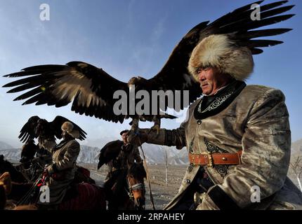 (190511) -- PEKING, 11. Mai 2019 (Xinhua) -- Hirten der ethnischen Gruppe Kirgiz reiten mit ihren Falken in der Provinz Akqi, Nordwestchinas autonome Region Xinjiang Uygur, 20. März 2011. China wird ab dem 15. Mai die Konferenz über den Dialog asiatischer Zivilisationen abhalten. Unter dem Thema des Austauschs und des gegenseitigen Lernens zwischen asiatischen Zivilisationen und einer Gemeinschaft mit einer gemeinsamen Zukunft umfasst die Konferenz eine Eröffnungszeremonie und Unterforen. (Xinhua/Jin Wei) (CDAC)CHINA-PEKING-ASIATISCHE LANDSCHAFT und KULTUR PUBLICATIONxNOTxINxCHN Stockfoto
