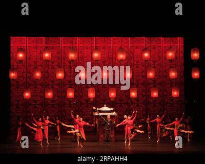(190511) -- TOKIO, 11. Mai 2019 (Xinhua) -- Tänzer des chinesischen Nationalballetts treten während der Show von Raise the Red Lantern in Tokio, Japan, am 10. Mai 2019 auf. Als Tänzer des chinesischen Nationalballetts in der Aufführung von Raise the Red Lantern Szenen aus der traditionellen Kultur zeigten, waren die Zuschauer in Tokio, Japan, von ihren zarten Bewegungen und innovativen Kunstausdrücken fasziniert. (Xinhua/Yang Guang) ZUM Feature: Innovative Auftritte von chinesischen Balletttänzern faszinieren Tokio JAPAN-TOKIO-BALLETT-PERFORMANCE-CHINESISCHE TÄNZER PUBLICATIONxNOTxINxCHN Stockfoto