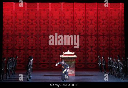 (190511) -- TOKIO, 11. Mai 2019 (Xinhua) -- Tänzer des chinesischen Nationalballetts treten während der Show von Raise the Red Lantern in Tokio, Japan, am 10. Mai 2019 auf. Als Tänzer des chinesischen Nationalballetts in der Aufführung von Raise the Red Lantern Szenen aus der traditionellen Kultur zeigten, waren die Zuschauer in Tokio, Japan, von ihren zarten Bewegungen und innovativen Kunstausdrücken fasziniert. (Xinhua/Yang Guang) ZUM Feature: Innovative Auftritte von chinesischen Balletttänzern faszinieren Tokio JAPAN-TOKIO-BALLETT-PERFORMANCE-CHINESISCHE TÄNZER PUBLICATIONxNOTxINxCHN Stockfoto