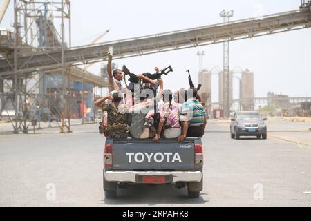 (190512) -- PEKING, 12. Mai 2019 () -- Houthi-Mitglieder fahren während ihres Rückzugs am Hafen Salif in Hodeidah, Jemen, am 11. Mai 2019 mit einem LKW. () FOTOS DES TAGES Xinhua PUBLICATIONxNOTxINxCHN Stockfoto