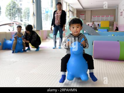 (190512) -- NINGSHAN, 12. Mai 2019 (Xinhua) -- Säuglinge haben Spaß mit ihren Eltern im Chengbei Baby Center der Chengguan Township, Ningshan County, nordwestchinesische Provinz Shaanxi am 11. Mai 2019. Ningshan liegt tief im Herzen der Qinling Mountains und ist ein vom Staat unterstütztes verarmtes County. Ein experimentelles Projekt, das Kindern unter drei Jahren eine kostenlose Früherziehung und eine kostenlose Erziehungsausbildung bietet, wird hier durchgeführt. Sie soll Kindern, die in verarmten Gebieten leben, helfen, besser aufzuwachsen. Mehr als 1.000 Kinder in Ningshan haben von diesem Projekt profitiert. (Xinhua/Liu Xia Stockfoto