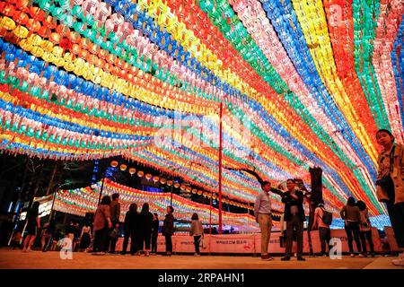 (190512) -- PEKING, 12. Mai 2019 (Xinhua) -- Menschen besuchen den farbenfrohen, mit Laternen geschmückten Jogyesa-Tempel in Seoul, Südkorea, 11. Mai 2019. Der buddhistische Tempel wurde dekoriert, um die bevorstehende Seokga Tansinil zu begrüßen, was den Tag des Geburtstages Buddhas bedeutet. (Xinhua/Wang Jingqiang) XINHUA FOTOS DES TAGES PUBLICATIONxNOTxINxCHN Stockfoto