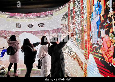 (190512) -- PEKING, 12. Mai 2019 (Xinhua) -- Menschen besuchen die immersive digitale Erlebnisausstellung im Palastmuseum in Peking, Hauptstadt Chinas, 23. Januar 2019. (Xinhua/Liu Xianguo) Xinhua Schlagzeilen: Von der Verbotenen Stadt zum Volksmuseum, Palace Museum Zeugen des Wechsels von China PUBLICATIONxNOTxINxCHN Stockfoto