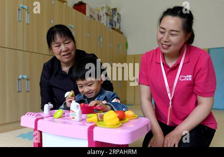 (190512) -- NINGSHAN, 12. Mai 2019 (Xinhua) -- Lehrer Liu Dan (R) unterrichtet am 11. Mai 2019 ein Kind in einem Baby-Center des Huayan Village, Tangping Township, Ningshan County, Provinz Shaanxi im Nordwesten Chinas. Ningshan liegt tief im Herzen der Qinling Mountains und ist ein vom Staat unterstütztes verarmtes County. Ein experimentelles Projekt, das Kindern unter drei Jahren eine kostenlose Früherziehung und eine kostenlose Erziehungsausbildung bietet, wird hier durchgeführt. Sie soll Kindern, die in verarmten Gebieten leben, helfen, besser aufzuwachsen. Mehr als 1.000 Kinder in Ningshan haben von diesem Projekt profitiert. (Xinh Stockfoto