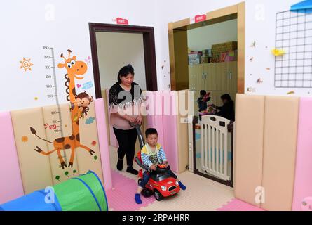 (190512) -- NINGSHAN, 12. Mai 2019 (Xinhua) -- Säuglinge haben Spaß mit ihren Eltern in einem Baby-Center von Huayan Village, Tangping Township, Ningshan County, nordwestchinesische Provinz Shaanxi am 11. Mai 2019. Ningshan liegt tief im Herzen der Qinling Mountains und ist ein vom Staat unterstütztes verarmtes County. Ein experimentelles Projekt, das Kindern unter drei Jahren eine kostenlose Früherziehung und eine kostenlose Erziehungsausbildung bietet, wird hier durchgeführt. Sie soll Kindern, die in verarmten Gebieten leben, helfen, besser aufzuwachsen. Mehr als 1.000 Kinder in Ningshan haben von diesem Projekt profitiert. (Xinhua Stockfoto