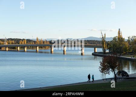 (190512) -- CANBERRA, 12. Mai 2019 (Xinhua) -- Foto vom 11. Mai 2019 zeigt einen Blick auf den Lake Burley Griffin in Canberra, Australien. (Xinhua/Liu Changchang) AUSTRALIEN-CANBERRA-HERBST-LANDSCHAFT PUBLICATIONxNOTxINxCHN Stockfoto