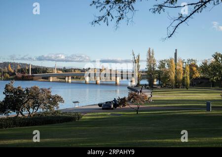 (190512) -- CANBERRA, 12. Mai 2019 (Xinhua) -- Foto vom 11. Mai 2019 zeigt einen Blick auf den Lake Burley Griffin in Canberra, Australien. (Xinhua/Liu Changchang) AUSTRALIEN-CANBERRA-HERBST-LANDSCHAFT PUBLICATIONxNOTxINxCHN Stockfoto