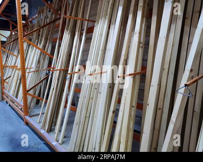 Kiefernriegel in einem Stapel. Bauindustrie. Für die Veredelung und Zimmerei, Möbelherstellung und Reparatur. Verkauf von Baumaterialien. Holz b Stockfoto