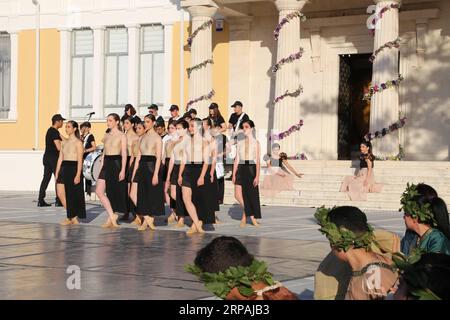 (190512) -- PAPHOS (ZYPERN), 12. Mai 2019 -- Schauspielerinnen führen während der Feierlichkeiten des Blumenfestes in Paphos, Zypern, am 12. Mai 2019 antike griechische Tänze auf. Tausende von Menschen nahmen am jährlichen Blumenfest von Paphos hier am Sonntag Teil. ) ZYPERN-PAPHOS-FLOWER FESTIVAL ZhangxBaoping PUBLICATIONxNOTxINxCHN Stockfoto