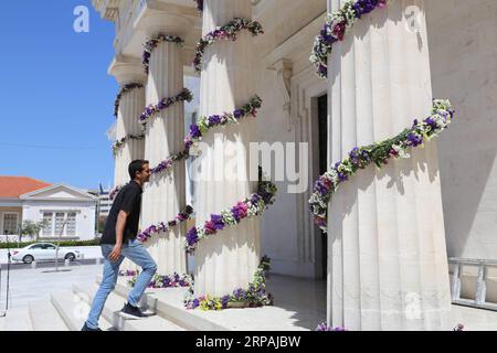 (190512) -- PAPHOS (ZYPERN), 12. Mai 2019 -- das Rathaus ist während der Feierlichkeiten des Blumenfestes in Paphos, Zypern, am 12. Mai 2019 mit Blumen geschmückt. Tausende von Menschen nahmen am jährlichen Blumenfest von Paphos hier am Sonntag Teil. ) ZYPERN-PAPHOS-FLOWER FESTIVAL ZhangxBaoping PUBLICATIONxNOTxINxCHN Stockfoto