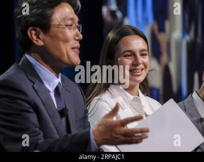 (190512) -- SAN DIEGO (USA), 12. Mai 2019 (Xinhua) -- Kamila Carter (R), 13-jährige Schülerin der Tierra del Sol Middle School und jüngste Rednerin auf der National Chinese Language Conference 2019, nimmt an einem Panel mit dem Titel Student Study Abroad Experience: Wirkung und Best Practices, um ihre Geschichte zu erzählen, wie sie von tauben Eltern aus zwei verschiedenen Ländern aufgewachsen ist und wie sie in der Welt der Geräusche und des Schweigens in San Diego, den Vereinigten Staaten, am 10. Mai 2019 die Barrieren zwischen den USA und China überquert. Die jährliche National Chinese Language Conference ist das größte jährliche Treffen in Nordamerika, das es ermöglicht Stockfoto