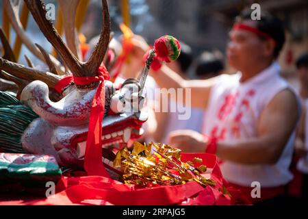 (190513) -- PEKING, 13. Mai 2019 -- Ein betrunkener Drachentänzer brennt Räucherstäbchen, bevor er während des Drunk Dragon Festivals im südchinesischen Macao am 12. Mai 2019 auftritt. Das Festival der betrunkenen Drachen, das als Teil des nationalen immateriellen kulturellen Erbes Chinas anerkannt wird, stammt aus der Macao-Legende eines buddhistischen Mönchs und eines göttlichen Drachen, der während der Qing-Dynastie (1644-1911) Menschen vor der Pest rettete. XINHUA FOTOS DES TAGES CheongxKamxKa PUBLICATIONxNOTxINxCHN Stockfoto