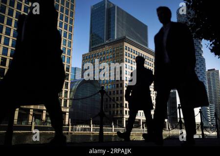 Aktenfoto vom 10/21 von Büroangestellten und Pendlern, die während der morgendlichen Hauptverkehrszeit durch Canary Wharf in London spazieren. Ältere Arbeitnehmer würden lieber einen Arbeitsplatz finden, der zu ihrem Leben passt, als ihre Karriere voranzutreiben, so neue Forschungsergebnisse. Ausgabedatum: Montag, 4. September 2023. Stockfoto