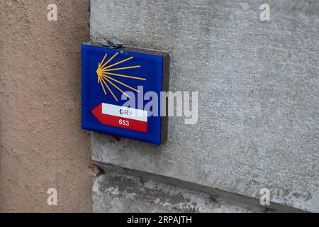 Bordeaux, Frankreich - 08 28 2023 : Camino de santiago compostela Zeichen Logo Marke Schalen saint jacques de compostel blaue Platte mit Markup Text des g Stockfoto