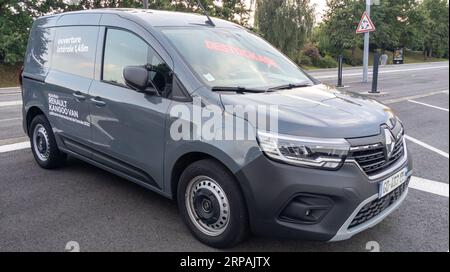 Bordeaux, Frankreich - 08 22 2023 : Renault kangoo van Logo Marke und Textschild Auto im Händlerbetrieb französisch Verkauf Service Stockfoto