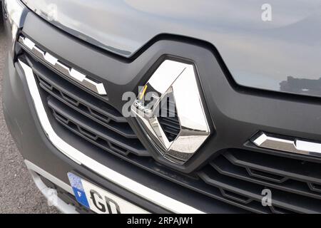 Bordeaux, Frankreich - 08 28 2023 : Renault Front Car Logo Text und Markenschild Motorhaube französischer multinationaler Automobilhersteller Stockfoto