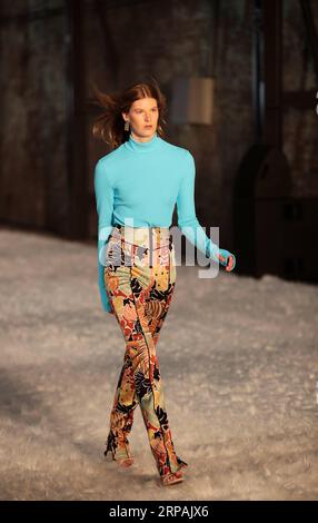 (190513) -- SYDNEY, 13. Mai 2019 -- Ein Modell präsentiert eine Kreation von BEC und Bridge während der Fashion Week Australia in Sydney, Australien, 13. Mai 2019. Die Mercedes-Benz Fashion Week Australia startete am Sonntag in Sydney und dauert bis zum 17. Mai 2019. ) AUSTRALIEN-SYDNEY-FASHION WEEK BaixXuefei PUBLICATIONxNOTxINxCHN Stockfoto