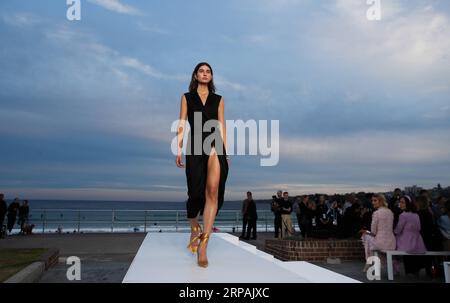 (190513) -- SYDNEY, 13. Mai 2019 -- Ein Modell präsentiert eine Kreation von Jonathan Simkhai während der Fashion Week Australia in Sydney, Australien, 13. Mai 2019. Die Mercedes-Benz Fashion Week Australia startete am Sonntag in Sydney und dauert bis zum 17. Mai 2019. ) AUSTRALIEN-SYDNEY-FASHION WEEK BaixXuefei PUBLICATIONxNOTxINxCHN Stockfoto