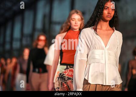 (190513) -- SYDNEY, 13. Mai 2019 -- Models präsentieren Kreationen von BEC und Bridge während der Fashion Week Australia in Sydney, Australien, 13. Mai 2019. Die Mercedes-Benz Fashion Week Australia startete am Sonntag in Sydney und dauert bis zum 17. Mai 2019. ) AUSTRALIEN-SYDNEY-FASHION WEEK BaixXuefei PUBLICATIONxNOTxINxCHN Stockfoto