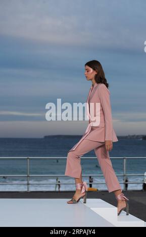 (190513) -- SYDNEY, 13. Mai 2019 -- Ein Modell präsentiert eine Kreation von Jonathan Simkhai während der Fashion Week Australia in Sydney, Australien, 13. Mai 2019. Die Mercedes-Benz Fashion Week Australia startete am Sonntag in Sydney und dauert bis zum 17. Mai 2019. ) AUSTRALIEN-SYDNEY-FASHION WEEK BaixXuefei PUBLICATIONxNOTxINxCHN Stockfoto