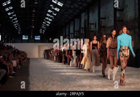 (190513) -- SYDNEY, 13. Mai 2019 -- Models präsentieren Kreationen von BEC und Bridge während der Fashion Week Australia in Sydney, Australien, 13. Mai 2019. Die Mercedes-Benz Fashion Week Australia startete am Sonntag in Sydney und dauert bis zum 17. Mai 2019. ) AUSTRALIEN-SYDNEY-FASHION WEEK BaixXuefei PUBLICATIONxNOTxINxCHN Stockfoto