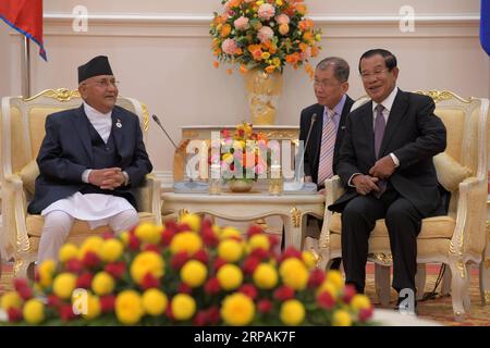 (190513) -- PHNOM PENH, 13. Mai 2019 -- kambodschanischer Premierminister Samdech Techo Hun Sen (R) trifft am 13. Mai 2019 im Friedenspalast in Phnom Penh (Kambodscha) mit dem nepalesischen Premierminister K.P. Sharma Oli (L) zusammen. Kambodscha und Nepal unterzeichneten am Montag zwei Pakte zur Förderung des bilateralen Handels und der bilateralen Investitionen, sagte ein hochrangiger kambodschanischer Beamter. KAMBODSCHA-PHNOM PENH-NEPAL-PM-DEALS-SIGNING SOVANNARA PUBLICATIONXNOTXINXCHN Stockfoto