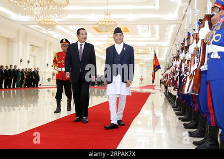 (190513) -- PHNOM PENH, 13. Mai 2019 -- kambodschanischer Premierminister Samdech Techo Hun Sen (L, Mitte) und nepalesischer Premierminister K.P. Sharma Oli (R, Mitte) inspizieren die Ehrenwache im Friedenspalast in Phnom Penh, Kambodscha am 13. Mai 2019. Kambodscha und Nepal unterzeichneten am Montag zwei Pakte zur Förderung des bilateralen Handels und der bilateralen Investitionen, sagte ein hochrangiger kambodschanischer Beamter. KAMBODSCHA-PHNOM PENH-NEPAL-PM-DEALS-SIGNING SOVANNARA PUBLICATIONXNOTXINXCHN Stockfoto