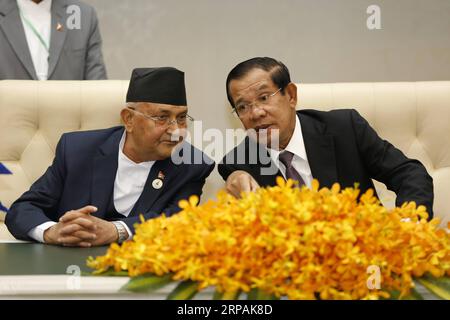 (190513) -- PHNOM PENH, 13. Mai 2019 -- kambodschanischer Premierminister Samdech Techo Hun Sen (R) und der nepalesische Premierminister K.P. Sharma Oli haben am 13. Mai 2019 eine Unterzeichnungszeremonie im Friedenspalast in Phnom Penh, Kambodscha, geleitet. Kambodscha und Nepal unterzeichneten am Montag zwei Pakte zur Förderung des bilateralen Handels und der bilateralen Investitionen, sagte ein hochrangiger kambodschanischer Beamter. KAMBODSCHA-PHNOM PENH-NEPAL-PM-DEALS-SIGNING SOVANNARA PUBLICATIONXNOTXINXCHN Stockfoto