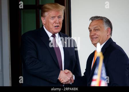 (190513) -- WASHINGTON, 13. Mai 2019 -- US-Präsident Donald Trump (L) begrüßt den ungarischen Premierminister Viktor Orban am 13. Mai 2019 im Weißen Haus in Washington D.C., USA. ) US-WASHINGTON D.C.-TRUMP-UNGARN-PM-MEETING TINGXSHEN PUBLICATIONXNOTXINXCHN Stockfoto