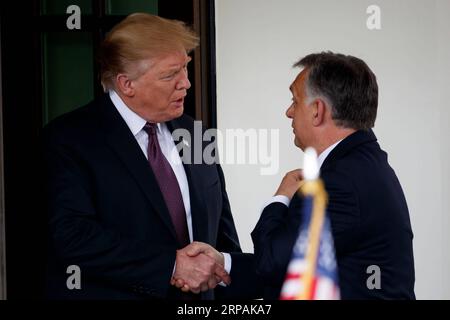 (190513) -- WASHINGTON, 13. Mai 2019 -- US-Präsident Donald Trump (L) begrüßt den ungarischen Premierminister Viktor Orban am 13. Mai 2019 im Weißen Haus in Washington D.C., USA. ) US-WASHINGTON D.C.-TRUMP-UNGARN-PM-MEETING TINGXSHEN PUBLICATIONXNOTXINXCHN Stockfoto