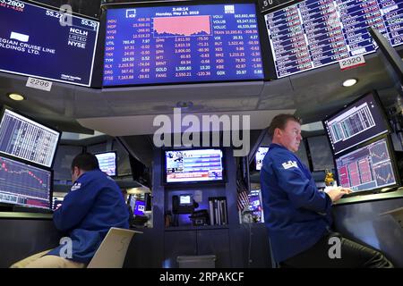 (190513) -- NEW YORK, 13. Mai 2019 (Xinhua) -- Händler arbeiten am 13. Mai 2019 an der New Yorker Börse in New York, USA. Die US-Aktien endeten am Montag niedriger. Die Dow fiel um 2,38 Prozent auf 25.324.99, die S&P 500 um 2,41 Prozent auf 2.811,87, die Nasdaq um 3,41 Prozent auf 7.647,02. (Xinhua/Wang Ying) U.S.-NEW YORK-STOCKS PUBLICATIONxNOTxINxCHN Stockfoto