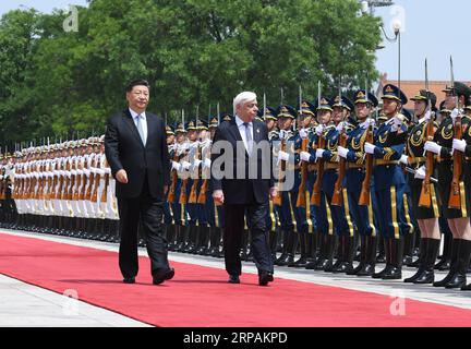 (190514) -- PEKING, 14. Mai 2019 -- der chinesische Präsident Xi Jinping (L) hält eine Begrüßungszeremonie für den griechischen Präsidenten Prokopis Pavlopoulos auf dem Platz vor dem Osttor der Großen Halle des Volkes vor ihren Gesprächen in Peking, der Hauptstadt Chinas, am 14. Mai 2019 ab. ) CHINA-PEKING-XI JINPING-GRIECHISCHER PRÄSIDENT-GESPRÄCHE (CN) ZHANGXLING PUBLICATIONXNOTXINXCHN Stockfoto