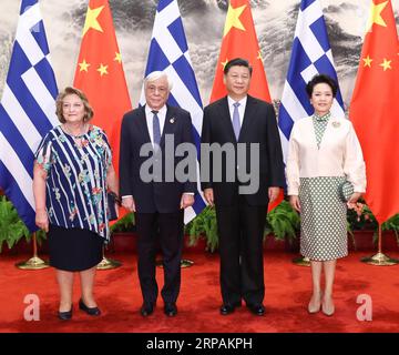 (190514) -- PEKING, 14. Mai 2019 -- der chinesische Präsident Xi Jinping (2. R) und seine Frau Peng Liyuan (1. R) posieren für Gruppenfotos mit dem griechischen Präsidenten Prokopis Pavlopoulos (2. L) und seiner Frau in Peking, Hauptstadt Chinas, 14. Mai 2019. XI hielt am Dienstag Gespräche mit Pavlopoulos in der Großen Halle des Volkes in Peking. ) CHINA-PEKING-XI JINPING-GRIECHISCHER PRÄSIDENT-GESPRÄCHE (CN) JUXPENG PUBLICATIONXNOTXINXCHN Stockfoto