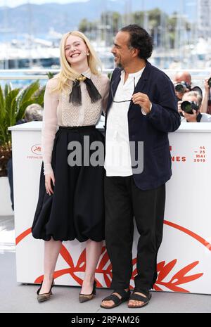 (190514) -- CANNES, 14. Mai 2019 (Xinhua) -- der mexikanische Regisseur und Präsident der Jury des Cannes Film Festivals Alejandro Gonzalez Inarritu (R) und die US-amerikanische Schauspielerin und Jurymitglied Elle Fanning posieren für Fotos vor der Eröffnung des 72. Cannes Film Festivals in Cannes, Frankreich, 14. Mai 2019. (Xinhua/Gao Jing) FRANKREICH-CANNES-72. INTERNATIONALE FILMFESTSPIELE-JURY PUBLICATIONxNOTxINxCHN Stockfoto