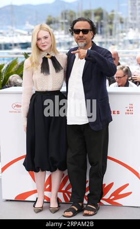 (190514) -- CANNES, 14. Mai 2019 (Xinhua) -- der mexikanische Regisseur und Präsident der Jury des Cannes Film Festivals Alejandro Gonzalez Inarritu (R) und die US-amerikanische Schauspielerin und Jurymitglied Elle Fanning posieren für Fotos vor der Eröffnung des 72. Cannes Film Festivals in Cannes, Frankreich, 14. Mai 2019. (Xinhua/Gao Jing) FRANCE-CANNES-72. INTERNATIONALES FILMFESTIVAL-ELLE FANNING PUBLICATIONxNOTxINxCHN Stockfoto