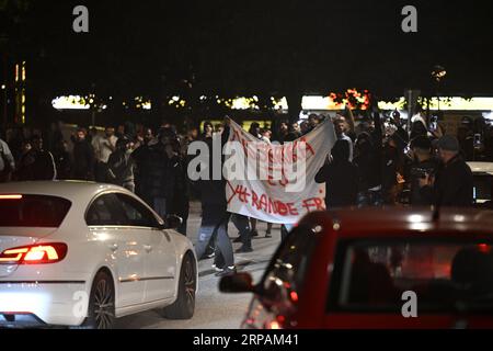 MALMÖ, SCHWEDEN 20230904A Banner mit dem Text "Nein zu Koran Burning. Missbrauchen Sie nicht die Meinungsfreiheit, die im Kreisverkehr von Ramel väg steht. In der Nacht vom Montag auf den Ramels väg in Rosengård in Malmö brennt eine große Anzahl von Autos. Laut der Website der Polizei wird der Vorfall als gewalttätiger Aufstand und Steinwurf klassifiziert. Neben den oberirdischen Autos gibt es auch einen Brand in einer Garage mit Rauch, der die Treppenhäuser in einem Wohnhaus auf Ramel väg ausbreitet. Foto: Johan Nilsson/TT/Code 50090 Credit: TT News Agency/Alamy Live News Stockfoto