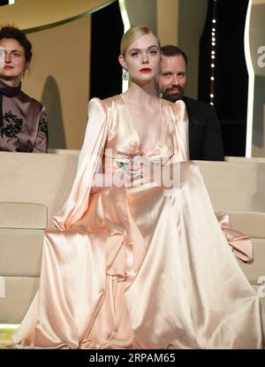 (190515) -- CANNES, 15. Mai 2019 (Xinhua) -- Jurymitglied Elle Fanning nimmt am 14. Mai 2019 an der Eröffnungsgala des 72. Filmfestivals von Cannes im Palais des Festivals in Cannes Teil. Vom 14. Bis 25. Mai finden hier die 72. Filmfestspiele von Cannes statt. (Xinhua/Kim Yida) FRANCE-CANNES-FILM FESTIVAL-OPENING PUBLICATIONxNOTxINxCHN Stockfoto