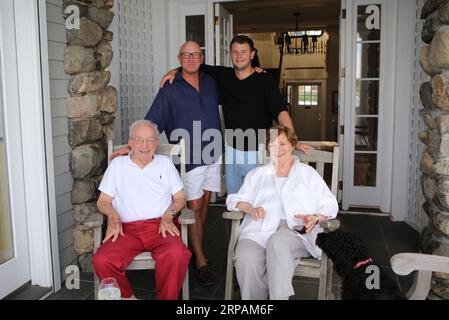 (190514) -- NEW YORK, 14. Mai 2019 -- James E. Bryant (L, vorne), seine Frau Dorothy Bryant (R, vorne), Sohn James Bryant (L, hinten) und Enkel Ben Bryant sind in Marblehead, Massachusetts, USA, 2015 abgebildet. James Bryant wird nie den Tag vergessen, an dem sein 93-jähriger Vater zurück in sein Schlafzimmer ging und mit einem Flugkurzfall zurückkam, der Unterlagen über die Ausbildung und die Aufgaben enthielt, die er als US-Pilot für den Flugtigerflieger während des Zweiten Weltkriegs nahm Als bemerkenswerter, aber bescheidener Mann und liebevoller Vater zeigte James E. Bryant keine detaillierten Beweise über seine Kriegserfahrung Stockfoto