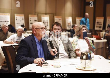 (190514) -- NEW YORK, 14. Mai 2019 -- James Bryant (L, Front) hält eine Rede auf der 4. Chinesisch-amerikanischen Konferenz zur Geschichte der Freundschaft und des fliegenden Tigers im Zweiten Weltkrieg in Las Vegas, USA, 11. Mai 2019. James Bryant wird nie den Tag vergessen, an dem sein 93-jähriger Vater zurück in sein Schlafzimmer ging und mit einem Flugkurzfall zurückkam, der Unterlagen über die Ausbildung und die Aufgaben enthielt, die er als US-Pilot für den Flugtigerflieger während des Zweiten Weltkriegs nahm Als bemerkenswerter, aber bescheidener Mann und liebevoller Vater zeigte James E. Bryant bis dahin keine detaillierten Beweise über seine Kriegserfahrung Stockfoto