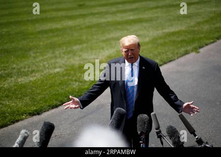 (190515) -- WASHINGTON, 15. Mai 2019 -- US-Präsident Donald Trump spricht mit Reportern, bevor er am 14. Mai 2019 das Weiße Haus in Washington D.C. verlässt. US-Präsident Donald Trump hat am Dienstag einen Bericht der New York Times über die Überprüfung eines Plans zur Entsendung von 120.000 Soldaten in den Nahen Osten zur Bekämpfung des Iran abgewiesen. Ting Shen) US-WASHINGTON D.C.-TRUMP-IRAN LiuxJie PUBLICATIONxNOTxINxCHN Stockfoto