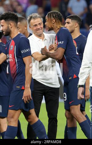 Lyon, Frankreich. September 2023. PSG-Trainer Luis Enrique begrüßt Bradley Barcola von PSG nach dem Ligue-1-Fußballspiel der französischen Meisterschaft zwischen Olympique Lyonnais (Lyon, OL) und Paris Saint-Germain (PSG) am 3. September 2023 im Groupama-Stadion in Decines-Charpieu bei Lyon, Frankreich - Foto Jean Catuffe/DPPI Credit: DPPI Media/Alamy Live News Stockfoto