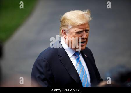 (190515) -- WASHINGTON, 15. Mai 2019 -- US-Präsident Donald Trump spricht mit Reportern, bevor er am 14. Mai 2019 das Weiße Haus in Washington D.C. verlässt. US-Präsident Donald Trump hat am Dienstag einen Bericht der New York Times über die Überprüfung eines Plans zur Entsendung von 120.000 Soldaten in den Nahen Osten zur Bekämpfung des Iran abgewiesen. Ting Shen) US-WASHINGTON D.C.-TRUMP-IRAN LiuxJie PUBLICATIONxNOTxINxCHN Stockfoto