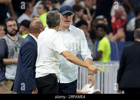 Lyon, Frankreich. September 2023. PSG-Trainer Luis Enrique begrüßt Trainer von Olympique Lyonnais Laurent Blanc am Ende der französischen Meisterschaft Ligue 1 Fußballspiel zwischen Olympique Lyonnais (Lyon, OL) und Paris Saint-Germain (PSG) am 3. September 2023 im Groupama Stadion in Decines-Charpieu bei Lyon, Frankreich - Foto Jean Catuffe/DPPI Credit: DPPI Media/Alamy Live News Stockfoto