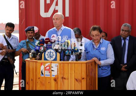 (190515) -- HODEIDAH, 15. Mai 2019 -- Michael Lollesgaard (C), Vorsitzender des Koordinationskomitees für die Umschichtung, spricht auf einer Pressekonferenz im Hafen von Hodeidah in Hodeidah, Jemen, am 14. Mai 2019. Die UN-Überwachungsmission im Jemen begrüßte am Dienstag die Übergabe der Sicherheit der Häfen von Hodeidah an die Küstenwache durch die Huthi-Rebellen. JEMEN-HODEIDAH-UN-PRESSEKONFERENZ nieyunpeng PUBLICATIONxNOTxINxCHN Stockfoto