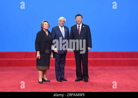 (190515) -- PEKING, 15. Mai 2019 -- der chinesische Präsident Xi Jinping (1. R) posiert für Fotos mit dem griechischen Präsidenten Prokopis Pavlopoulos und seiner Frau, während er ausländische Gäste zur Eröffnungszeremonie der Konferenz über den Dialog asiatischer Zivilisationen (CDAC) in Peking, der Hauptstadt Chinas, am 15. Mai 2019 begrüßt. ) CHINA-BEIJING-CDAC-OPENING CEREMONY-XI JINPING-GUESTS (CN) YANXYAN PUBLICATIONXNOTXINXCHN Stockfoto