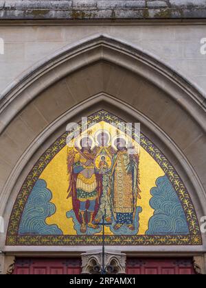 Mosaik des Tympanums von 1926, rumänische Kirche, Quartier Latin, Paris, Frankreich. Stockfoto