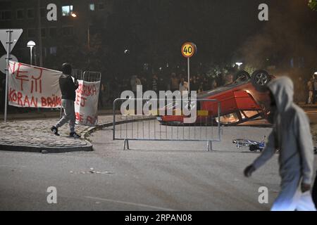 MALMÖ, SCHWEDEN 20230904A Banner mit dem Text "Nein zu Koran Burning. Missbrauchen Sie nicht die Meinungsfreiheit, die im Kreisverkehr von Ramel väg steht. In der Nacht vom Montag auf den Ramels väg in Rosengård in Malmö brennt eine große Anzahl von Autos. Laut der Website der Polizei wird der Vorfall als gewalttätiger Aufstand und Steinwurf klassifiziert. Neben den oberirdischen Autos gibt es auch einen Brand in einer Garage mit Rauch, der die Treppenhäuser in einem Wohnhaus auf Ramel väg ausbreitet. Foto: Johan Nilsson/TT/Code 50090 Credit: TT News Agency/Alamy Live News Stockfoto